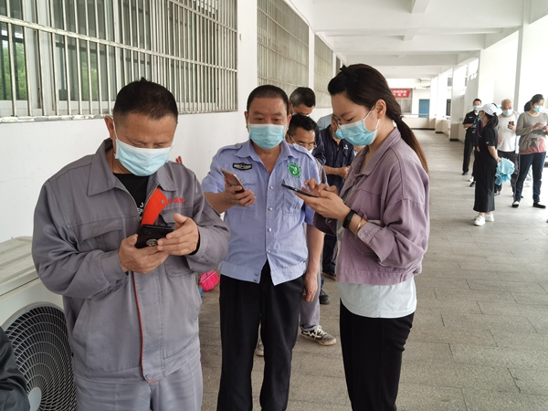 江西中医药大学：后勤人的战疫故事——财务中心张何琪美 图1.jpg