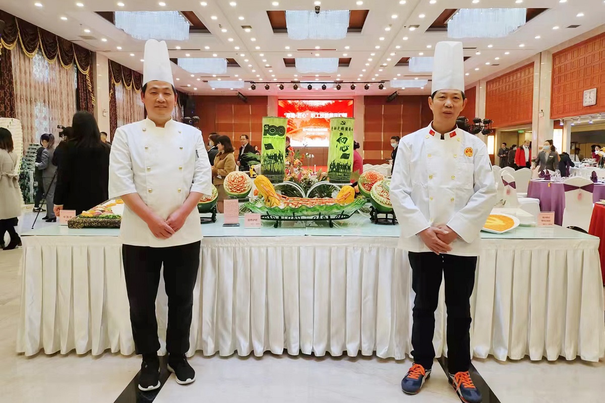 3.廖长喜(右)获得“厚勤·匠心职工技能大赛”一等奖。后保部供图