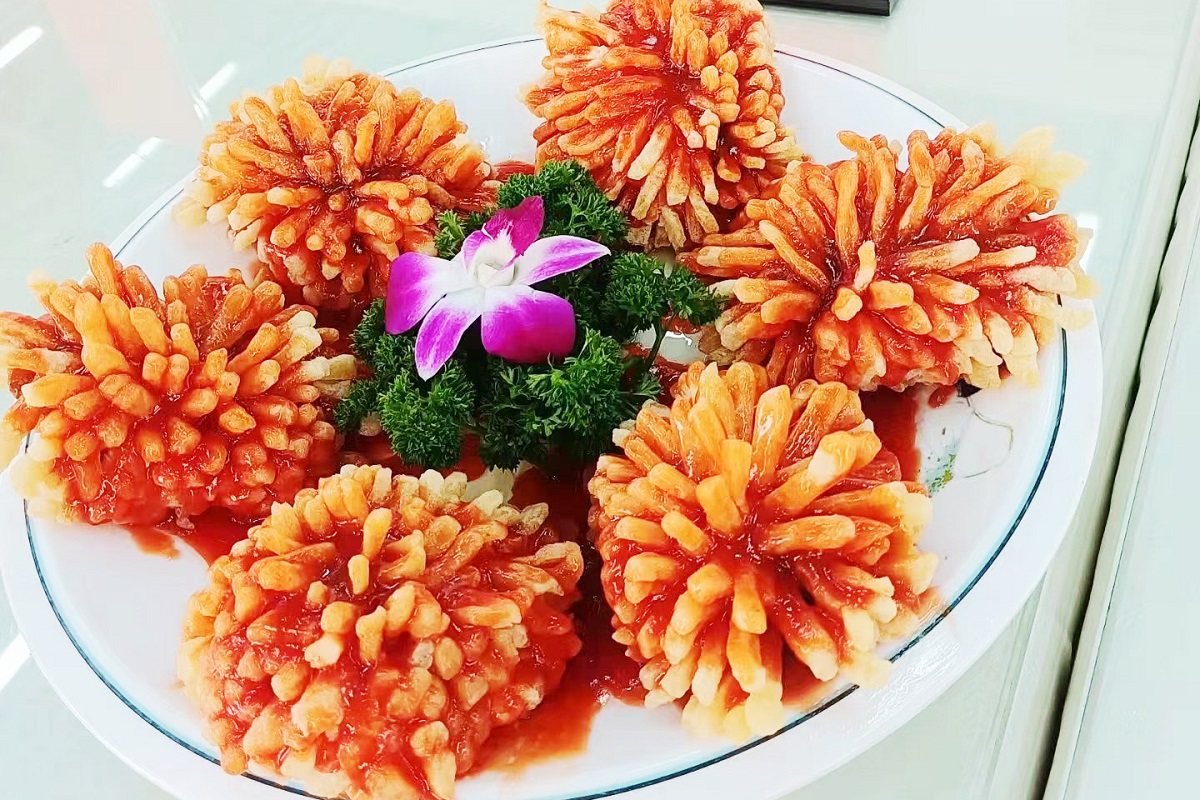 2.廖长喜烹制的茄汁菊花鱼.(廖长喜供图)jpg