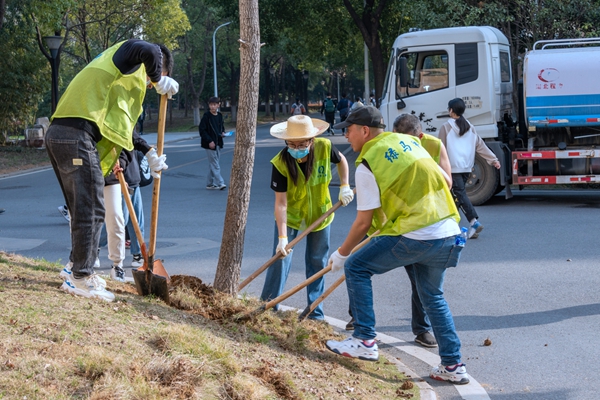 4“绿马甲”松土(学通社记者 李佳怡 摄).jpg