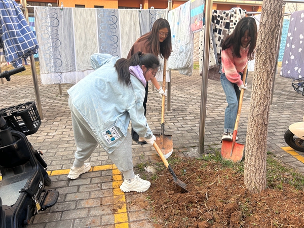 6学生体验松土（环维中心 陈捷 摄）.jpg