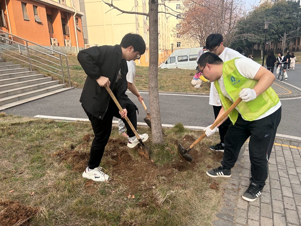 5“绿马甲”和学生一起松土（环维中心 陈捷 摄）.jpg
